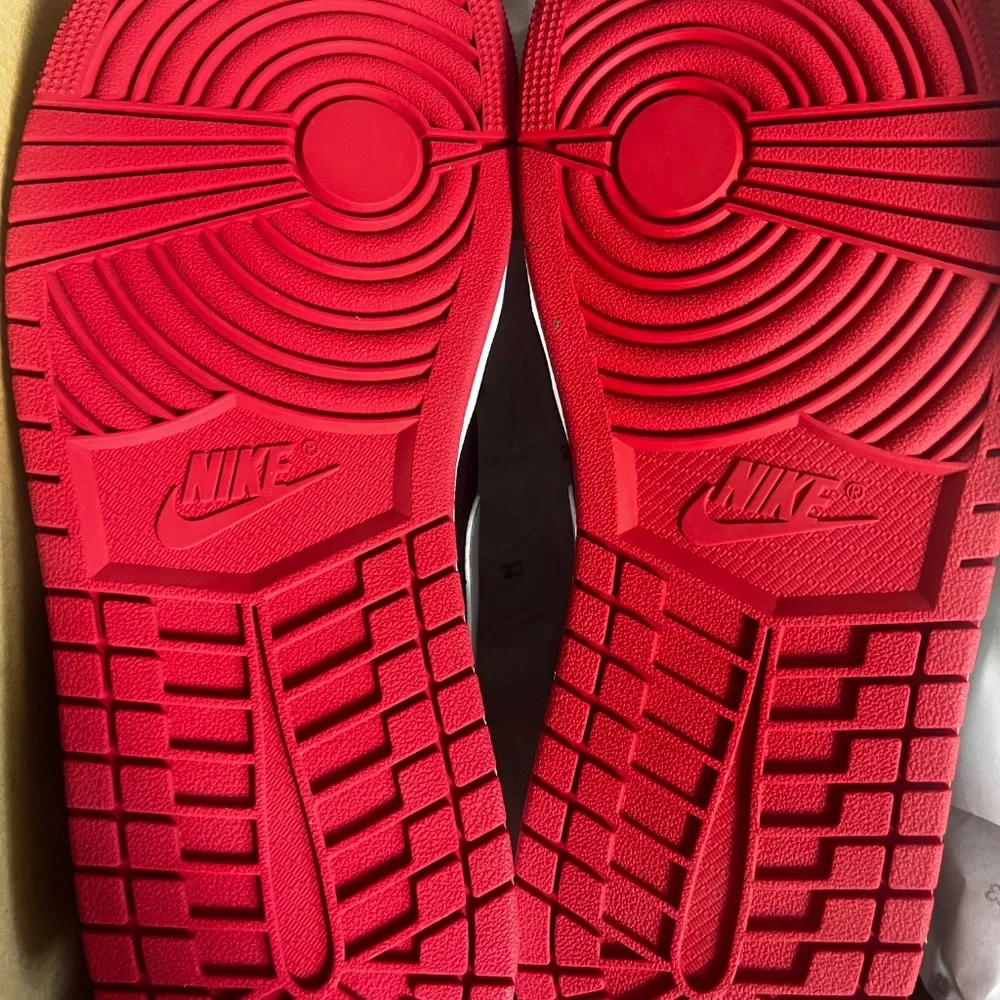 Nike Air Jordan 1 Low Bred - Picture 4 of 4